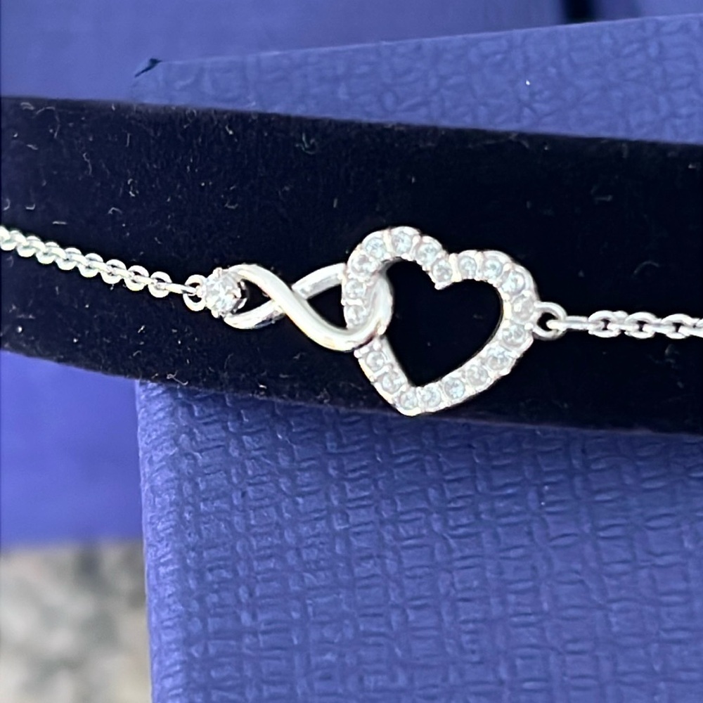 LIKE NEW - Swarovski Infinity Heart Crystal Bracelet - Picture 5 of 6